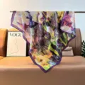 Gedetailleerd overzicht van luxueuze bedrukte zijden sjaal, levendige bloemenkunst. - 35