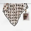 Gedetailleerd close-upoverzicht van een elegante zijden sjaal met bloemen- en stippenprint. - 31