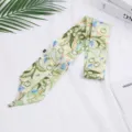 Chique groene zijden sjaal, ideaal als stijlvol tassenlint of elegante halsaccessoire. - Groene Grasklokje