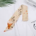 Detailweergave van een vintage zijden sjaal met kraanvogelprint en elegante beige tint. - Koffiekleurig kraanvogelpatroon