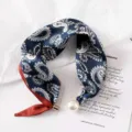 Donkerblauwe paisley zijden halsdoek met parel magnetische sluiting, elegante accessoire. - Magnetische parelsluiting - Marineblauw paisley