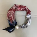 Chique kleine zijden sjaal met paisley print en elegante parel magneetgesp voor dames. - Kunstparel magnetische gesp met tweekleurig paisley-patroon