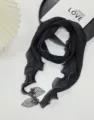 Zwarte geplooide sjaal met bladhanger, elegant dun effen ontwerp voor dames detail aanzicht. - Zwart