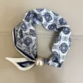 Blauw met witte zijden sjaal met grote parel magnetische gesp voor stijlvolle dames. - Kunstparel magnetische gesp met blauw-witte sneeuwvlok