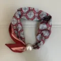 Chique smalle zijden sjaal met parel magneetsluiting, elegant retro hals accessoire. - Kunstparel magnetische gesp met donkerrode sneeuwvlok