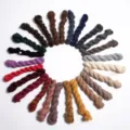 Detalle de muestras de tela de gasa multicolor que muestran varias opciones de color. - Multicolor
