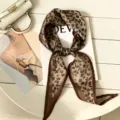 Luipaardprint ruit sjaal detail, vintage stijl lichtgewicht lente zomer accessoire. - Luipaard Driehoekige Sjaal / Khaki