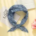 Detail van bloemige driehoek hoofddoek, katoen linnen stof, mooi haaraccessoire. - Lichtblauw