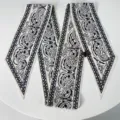 Klassieke zwart-witte paisleymotief twilly sjaal, ideaal voor handtashendel of hals. - 145cm / Wit Paisley