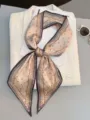 Elegante smalle beige zijden sjaal met klassiek paisleymotief, chique accessoire voor dames. - 145cm / Gouden Paisley