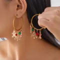 Festive gold Christmas hoop earrings with gingerbread man and tree charms detail. - 大号金色圆环多挂件圣诞款