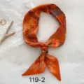 Oranje smalle zijden sjaal met vintage ruiterprint, stijlvol taslint en haarband voor dames. - Oranje