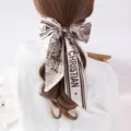 Elegante lange zijden haarband sjaal met vintage patroon voor dameshaarstyling en tassen decor. - Bruine roodborstjes