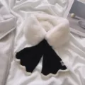 Gezellige winterscarf met pluche nepbont kraag en gebreide uiteinden. Zacht en lekker warm. - Wit en Zwart