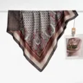 Gedetailleerde close-up van de vierkante zijden sjaal met verfijnd paisley patroon en textuur. - 32