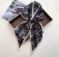 Zwarte en witte bedrukte zijden twilly sjaal, vintage lint voor tas of nekdecoratie. - Stijl 2