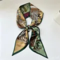 Gedetailleerd uitzicht van de luxe zijden twilly sjaal met een elegant ruiterpatroon. - Stijl 3