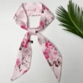 Gedetailleerd uitzicht van de roze bloemige lange Twilly sjaal voor haar en tas decoratie. - 4 Roze pioenroos