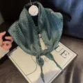Groene zijdesatijnen driehoekige sjaal met kralenkwastjes, elegante halsstijl. - Groene Tarwe