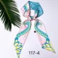 Stijlvolle en elegante smalle zijden sjaal met giraffenprint voor tas en haar. - Giraffe op roze achtergrond