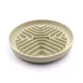 Detailansicht eines Silikon-Antischlingnapfes für Haustiere mit Labyrinth-Design für Hunde - Kreuzmuster - Beige