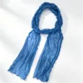Gedetailleerd overzicht van een stijlvolle blauwe gekreukte sjaal voor dames met effen lang design. - Donkerblauw