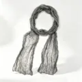 Écharpe longue plissée grise unie pour femmes, châle léger design froissé, accessoire de mode - Gris clair