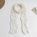 Gedetailleerd uitzicht van een witte geplooide kreukelsjaal, lichte katoenmix stola voor dames. - Wit