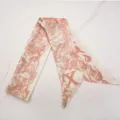 Elegante rood-witte bedrukte twilly sjaal voor dames, ideaal als tas- en haaraccessoire. - 1 Stuk/Verpakking / Alfabet