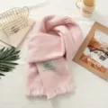Gezellige roze gebreide sjaal voor dames, zachte winter warme kwastsjaal met schattig berenlogo. - Eenvoudige stijl roze
