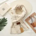 Gezellige ruitjes sjaal met kasjmier look en elegante franjes, ideaal warme winteraccessoire. - Beige