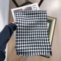 Klassieke zwart-witte houndstooth imitatie kasjmier sjaal, dikke warme winter sjaal detail. - Kortgefranjerde houndstooth zwart