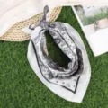 Vintage katoen linnen paisley vierkante sjaal voor vrouwen, ademende retro halsdoek. - Vierkante paisley zakdoek met witte rand