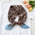 Detailopname van de retro paisley bloemige kleine vierkante sjaal in vintage bruin. - Stijl 1