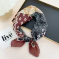 Modieuze paisley vierkante sjaal voor vrouwen, chique bloemenprint halsdoek en haarband. - Ruiten met donkerrode rand / 58