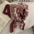 Gedetailleerd beeld van vintage paisley katoen en linnen kleine vierkante sjaal voor dames. - Stijl 6