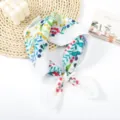Gedetailleerd shot van een bloemenprint vierkante hoofddoek, frisse bessen nekdoek voor vrouwen. - 1