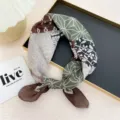 Gedetailleerd overzicht van de vintage paisley print kleine vierkante sjaal, ideaal als haarband. - Ruiten met bruine rand / 58
