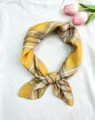 Gedetailleerde close-up van een vintage gele ruitjes katoenen linnen kleine vierkante sjaal. - Stijl 3