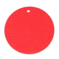 Vista en detalle de salvamanteles de silicona roja, alfombrilla antideslizante con agujero. - Rojo