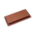 Primer plano detallado de un molde de silicona marrón para chocolate con diez cavidades. - Molde para chocolate grande individual