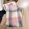 Roze met grijze geruite kasjmier-look sjaal met franjes, zacht en warm winterse accessoire item. - Roze Britse ruit