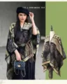 Elegante poncho de jacquard vintage con borlas mostrado en modelo y maniquí para viajes - Bufanda abierta con punta negro y oro y loto dorado