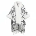 Eleganter weißer Strickponcho mit schwarzen geometrischen Quadraten und Kunstfellbesatz - 150CMx110CM / Weiß