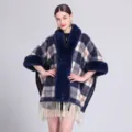 Damen Karo-Poncho mit dunkelblauem Kunstfellkragen und Fransendetail - 150CMx110CM / Kleines Marinekaro