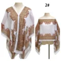Detailansicht des weißen Paisley-Gazeschals mit Perlenschnalle als Strandüberwurf. - Top (2#) / Weiß Paisley