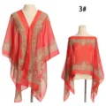 Detailansicht zeigt das Styling des roten Chiffon-Strandschals mit Paisley-Muster - Top (3#) / Rot Paisley