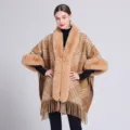 Detailansicht eines Damen-Schals in Kamel-Karo mit Pelzkragen und Fransensaum - Morgenmantel / 150CMx110CM / Kreuzstreifen Khaki