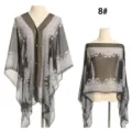 Detail des schwarzen Strandtuchs mit Paisley-Print und Perlenknöpfen - Black White Paisley