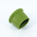 Vista detallada del tapón de botella de silicona verde que muestra el diseño de su borde sellador. - Verde